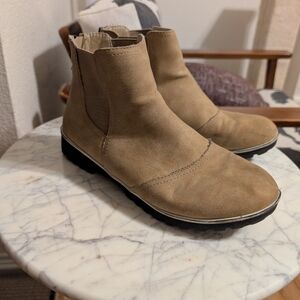 JBU Water Resistant Tan Ankle Boots With Faux Fur Lining W 10